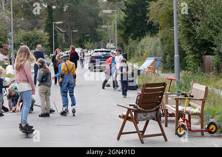 Berlin, Deutschland. September 2021. Kinder spielen auf der temporären Spielstraße im Stadtteil Dahlem. Am Mittwoch gibt es in allen Bezirken Berlins temporäre Spielstraßen für Kinder. Quelle: Carsten Koall/dpa/Alamy Live News Stockfoto