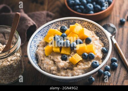 Gesundes Frühstück Essen Haferflocken Haferbrei Mit Früchten Und Beeren Auf Holztisch Hintergrund, Nahaufnahme Stockfoto