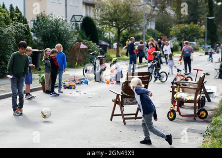 Berlin, Deutschland. September 2021. Kinder spielen auf der temporären Spielstraße im Stadtteil Dahlem. Am Mittwoch gibt es in allen Bezirken Berlins temporäre Spielstraßen für Kinder. Quelle: Carsten Koall/dpa/Alamy Live News Stockfoto