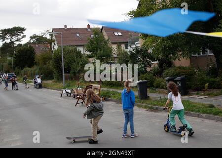 Berlin, Deutschland. September 2021. Kinder spielen auf der temporären Spielstraße im Stadtteil Dahlem. Am Mittwoch gibt es in allen Bezirken Berlins temporäre Spielstraßen für Kinder. Quelle: Carsten Koall/dpa/Alamy Live News Stockfoto