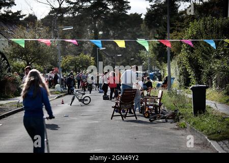 Berlin, Deutschland. September 2021. Kinder spielen auf der temporären Spielstraße im Stadtteil Dahlem. Am Mittwoch gibt es in allen Bezirken Berlins temporäre Spielstraßen für Kinder. Quelle: Carsten Koall/dpa/Alamy Live News Stockfoto