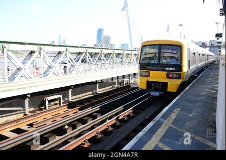 Ein Zug, der am Bahnhof Charing Cross ankommt. Stockfoto