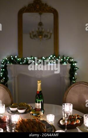 Ruhigen Bild von innen moderne heimische Wohnzimmer dekoriert Weihnachtsbaum und Geschenke, Sofa, Tisch mit Decke bedeckt Stockfoto