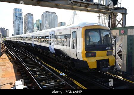 Ein Zug, der am Bahnhof Charing Cross ankommt. Stockfoto