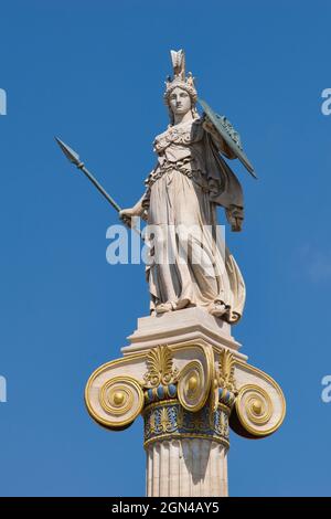 Athene oder Athene, oft mit dem Nachnamen Pallas genannt, ist eine antike griechische Göttin, die mit Weisheit in Verbindung gebracht wird, eine Statue im Zentrum von Athen Stockfoto
