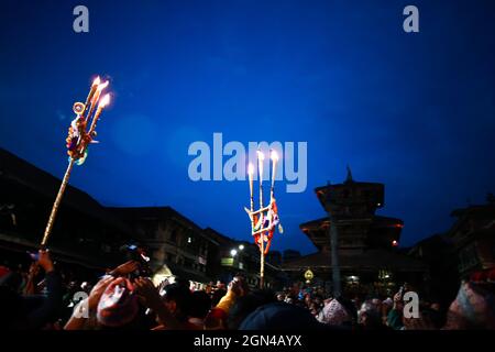 Bhaktapur, Bagmati, Nepal. September 2021. Die Manandhar-Gemeinde des lokalen sakolaan tol verbrennt am Mittwoch, den 22. September 2021, ein Paar yamata (Himmelslampen) vor dem Bhimsen-Tempel in Dattatraya Bhaktapur, Nepal.die Mupatra Jatra von Bhaktapur basiert auf verschiedenen religiösen Texten, Wird in Bhaktapur drei Tage lang von Ashwin Krishna II. Bis IV. Gefeiert Quelle: Amit Machamasi/ZUMA Wire/Alamy Live News Stockfoto