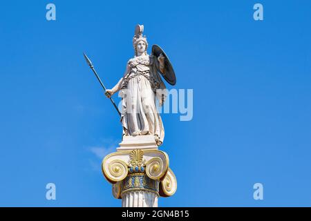 Athene oder Athene, oft mit dem Nachnamen Pallas genannt, ist eine antike griechische Göttin, die mit Weisheit in Verbindung gebracht wird, eine Statue im Zentrum von Athen Stockfoto