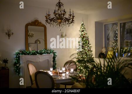 Schöne Ferienwohnung Zimmer dekoriert mit Weihnachtsbaum mit Geschenken unter ihm Stockfoto