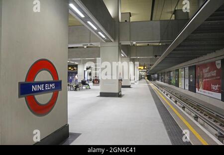 Plattformebene an der neuen U-Bahn-Station in Nine Elms, London. Eröffnet Im September 2021. Stockfoto