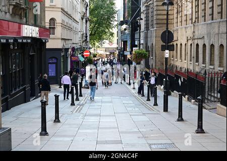 London, London City, UK-Sept 22 2021: Touristen und Pendler, die die Villiers Street in London auf und ab laufen. Stockfoto