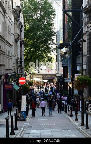 London, London City, UK-Sept 22 2021: Touristen und Pendler, die die Villiers Street in London auf und ab laufen. Stockfoto