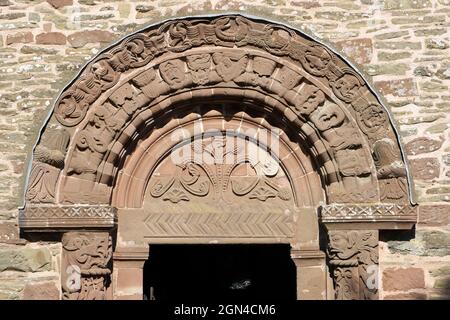 Kilpeck Herefordshire UK - Details der aufwändig gestalteten Stein Tür (Tympanon) auf St. Maria und St. Davids Kirche Kilpeck Stockfoto