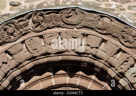 Kilpeck Herefordshire UK - Details der aufwändig gestalteten Stein Tür (Tympanon) auf St. Maria und St. Davids Kirche Kilpeck Stockfoto