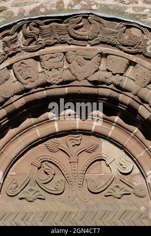 Kilpeck Herefordshire UK - Details der aufwändig gestalteten Stein Tür (Tympanon) auf St. Maria und St. Davids Kirche Kilpeck Stockfoto