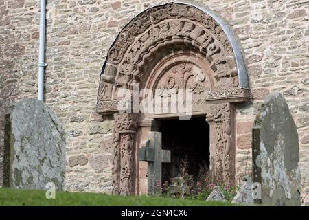 Kilpeck Herefordshire UK - Details der aufwändig gestalteten Stein Tür (Tympanon) auf St. Maria und St. Davids Kirche Kilpeck Stockfoto