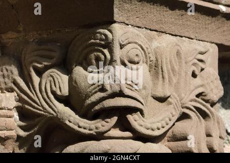 Kilpeck Herefordshire UK - der "grüne Mann" auf der Hauptstadt der Säulen an der Ostseite des Südtore an der St Mary and St Davids Church Kilpeck Stockfoto