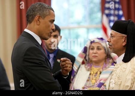 Präsident Barack Obama spricht mit dem libyschen Botschafter Ali Suleiman Aujali und seiner Familie während einer Ambassador Credentialing Ceremony im Oval Office, 9. September 2011. (Offizielles Foto des Weißen Hauses von Pete Souza) Dieses offizielle Foto des Weißen Hauses wird nur zur Veröffentlichung durch Nachrichtenorganisationen und/oder zum persönlichen Druck durch die Betreffzeile(en) des Fotos zur Verfügung gestellt. Das Foto darf in keiner Weise manipuliert werden und darf nicht in kommerziellen oder politischen Materialien, Anzeigen, E-Mails, Produkten oder Werbeaktionen verwendet werden, die in irgendeiner Weise die Zustimmung oder Billigung des Präsidenten nahelege Stockfoto