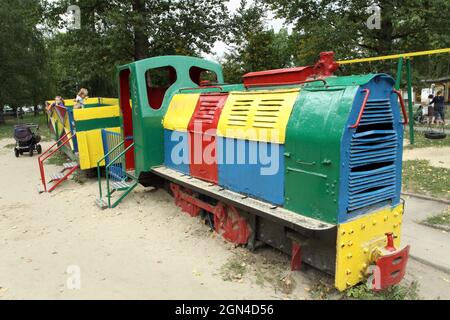 Krakau. Krakau. Polen. Die alte Schmalspurlokomotive WLs40 auf dem Spielplatz mit farbenfroher Malerei als Kinderattraktion. Stockfoto