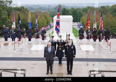 Premierminister Boris Johnson auf dem Nationalfriedhof von Arlington in Washington DC während seines Besuchs in den Vereinigten Staaten. Bilddatum: Mittwoch, 22. September 2021. Stockfoto