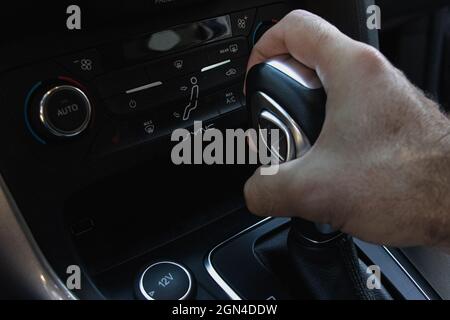 Hand auf den Schalthebel - im Fahrzeug. Schwarz und Weiß Stockfoto