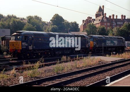 Preston, Großbritannien - 4. August 2021: Zwei Diesellokomotiven (Baureihe 57) am Bahngleis des Bahnhofs Preston. Stockfoto