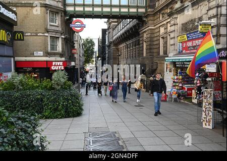 London, London City, UK-Sept 22 2021: Touristen und Pendler, die die Villiers Street in London auf und ab laufen. Stockfoto