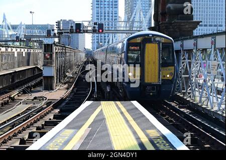 Ein Zug, der am Bahnhof Charing Cross ankommt. Stockfoto