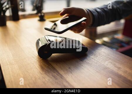 Zahlung über mobiles Endgerät und Telefon Stockfoto