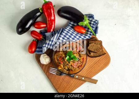 Beliebtes Gemüsegericht der Weltküche in einer Glasschüssel Draufsicht - Ajapsandali, Pinjur, geschmortes Gemüse, Auberginen-Kaviar. Hauptbestandteile: Aubergine Stockfoto