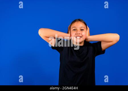 Ich möchte nicht hören und zuhören. Frustriert genervt irritiert kleinen Teenager Kind Mädchen bedeckt Ohren und gestikulierend nein, Vermeidung Rat ignorieren Stockfoto