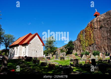 Svenneby alte Kirche und Uhrenturm aus dem 12. Jahrhundert, wahrscheinlich älteste Kirche in Schweden Stockfoto