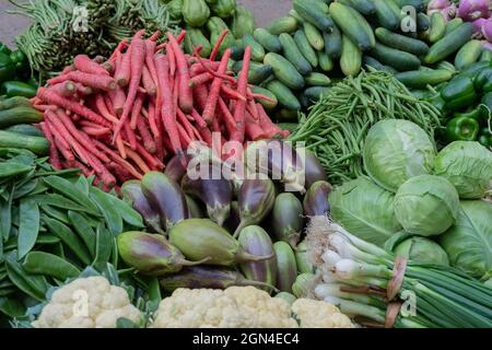Karotten, Blumenkohl und anderes Gemüse zum Verkauf auf einem Markt in Territy Bazar, Kalkutta, Westbengalen, Indien. Stockfoto
