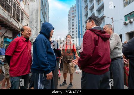 Kolkata, Westbengalen, Indien - 16. Dezember 2018 : am frühen Morgen sprachen chinesische Männer, bevor sie ein frisch zubereitetes chinesisches Frühstück im Loc Stockfoto