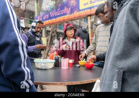 Kalkutta, Westbengalen, Indien - 16. Dezember 2018 : früher Morgen chinesische Kundin, die ihr frisch zubereitetes chinesisches Frühstück auf dem lokalen Markt serviert Stockfoto