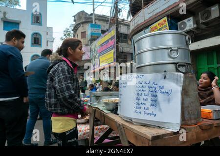 Kalkutta, Westbengalen, Indien - 16. Dezember 2018 : am frühen Morgen Frau Kunde Wahl ihrer frisch zubereiteten chinesischen Frühstück auf dem lokalen Markt in Ter Stockfoto