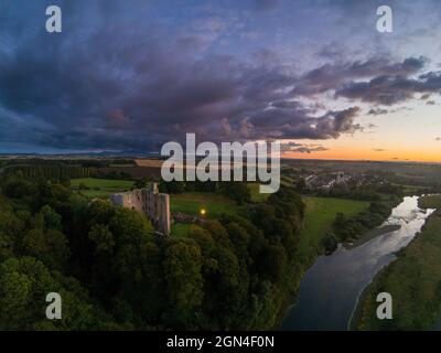 Norham Castle in einer beherrschenden Position über dem Fluss Tweed war eines der mächtigsten der anglo-schottischen Grenze. Northumberland, England, Großbritannien Stockfoto