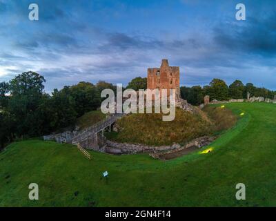 Norham Castle in einer beherrschenden Position über dem Fluss Tweed war eines der mächtigsten der anglo-schottischen Grenze. Northumberland, England, Großbritannien Stockfoto