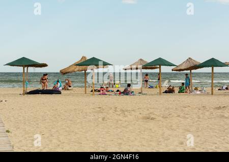 Zatoka, Odessa, Ukraine - 1. September 2021: Menschen, die sich am Strand entspannen. Stockfoto