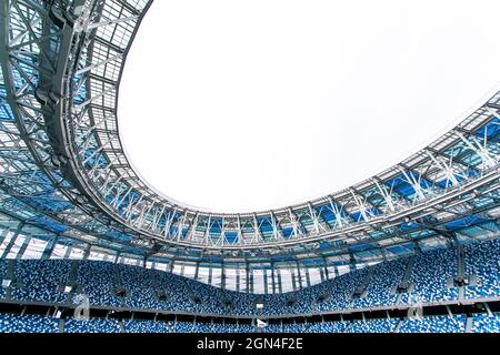 Panoramablick auf Feld Fußballstadion und Stadionsitze Stockfoto