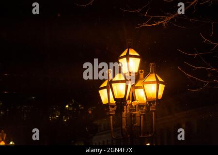 Vintage Laterne bei Nacht in der europäischen Stadt Stockfoto