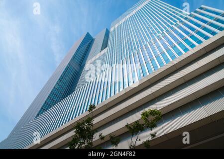 Rotterdam Niederlande - 23, 2017; Blaue Fassade eines Bürohochhauses von der Straße unten, Fassade des De Rotterdam-Gebäudes, die in den Himmel ragt Stockfoto