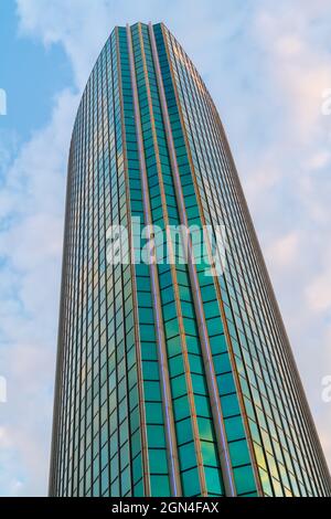 Rotterdam Niederlande - August 23 2017; Wolkenkratzer-Gebäude hoch über der Straße mit farbenfroher Glasfassade, die die Nachmittagssonne einfängt. Stockfoto