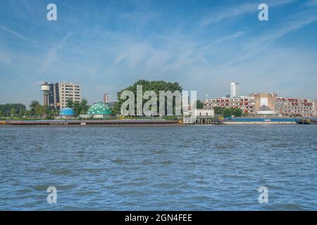 Rotterdam Niederlande - 22 2021. August; Hafen- oder Flusskähne liegen an der Seite im Fluss. Stockfoto