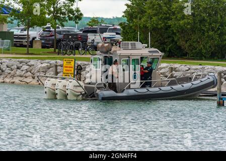 Mackinaw City, MI - 15. Juli 2021: Strafverfolgungsboot beim Start in Mackinaw City am MI am 15. Juli 2021. Stockfoto