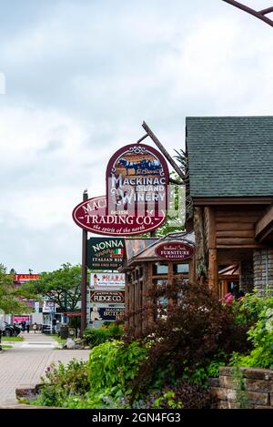 Mackinaw City, MI - 15. Juli 2021: Schild für die Mackinac Island Winery l in Mackinaw City am MI am 15. Juli 2021. Stockfoto