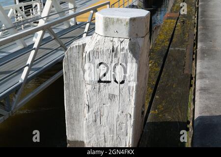 Rotterdam Niederlande - August 22 2021; Weiße Werft mit der Nummer 20 in schwarz Stockfoto