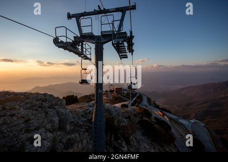 Oludeniz Babadag Bergbahn (teleferik) bei Sonnenuntergang. Mittelmeer, TÜRKEI. Stockfoto