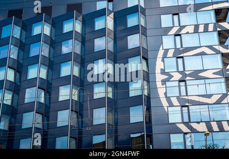 Rotterdam Niederlande - August 22 2021; Schwarze Stahlverkleidung mit einem Hochhaus im modernistischen Stil und einem Fenster Stockfoto