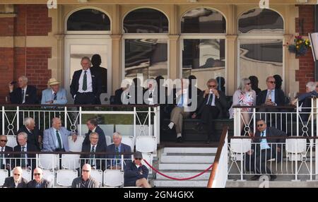 22. September 2021. London, Großbritannien. Ex-Premierminister John Major sieht sich Cricket an, während Surrey Glamorgan bei der County Championship im Kia Oval am zweiten Tag anstellt. David Rowe/Alamy Live News Stockfoto