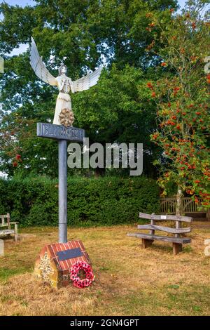 Das Ortsschild von Blythburgh befindet sich neben der Holy Trinity Church, Suffolk, England Stockfoto